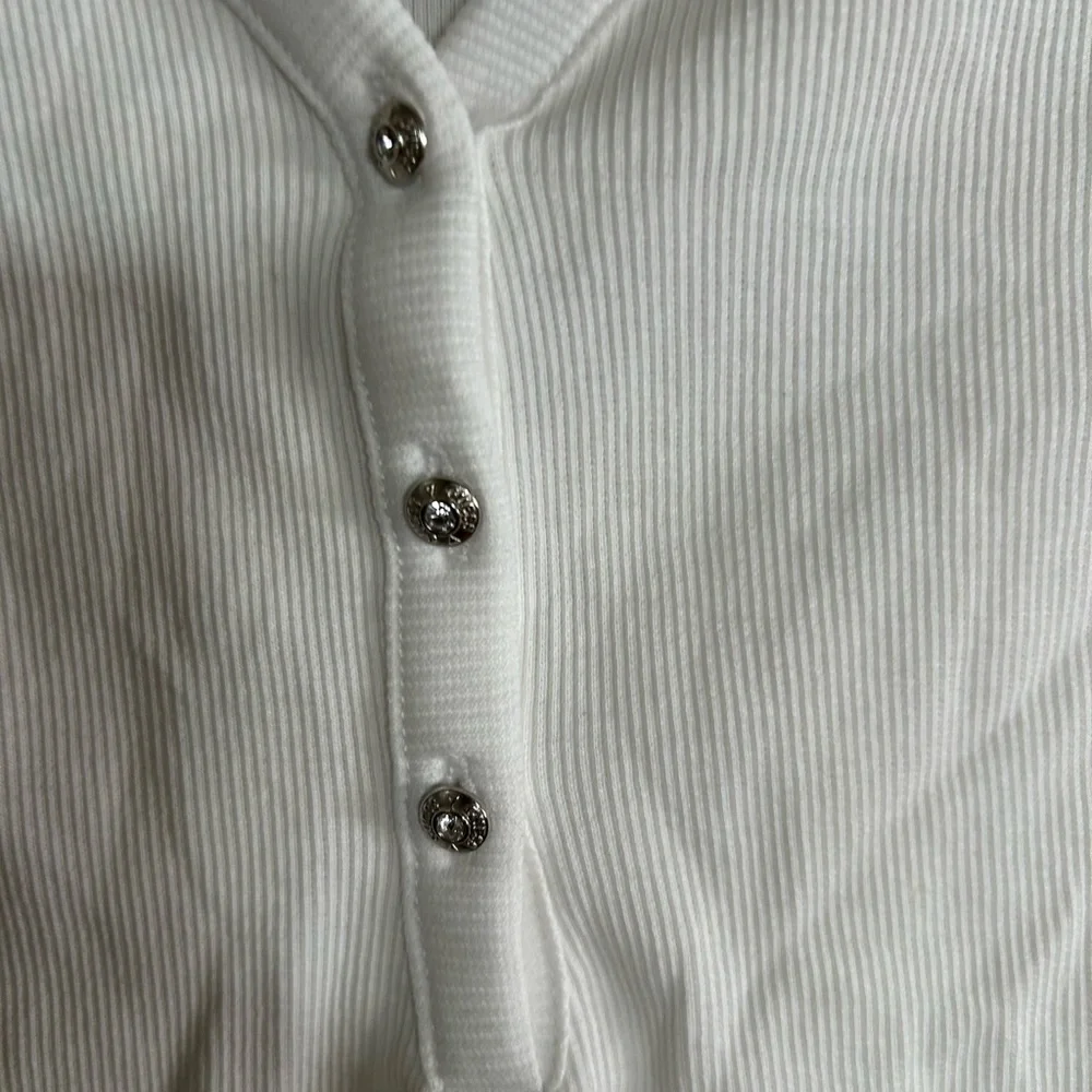 Guess * NWOT * v-neck Henley - Picture 3 of 3